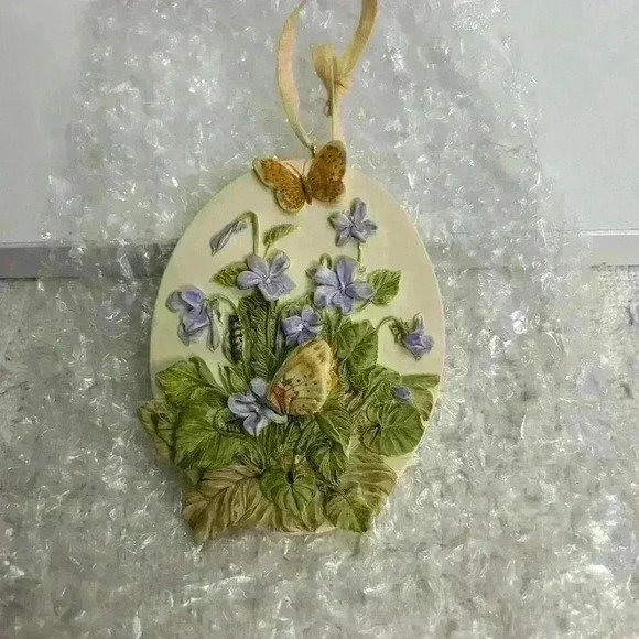Hallmark‎ 1995 Violets and Butterflies ornament - Picture 2 of 8